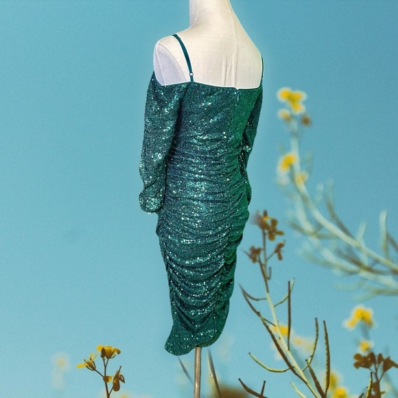 NWT Black Halo ‘Henley’ Off-The-Shoulder Sequin Midi Dress in “Emerald” Size 2 - Picture 9 of 16